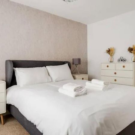 New Build House Near Trafford Centre With Drive Манчестер Экстерьер фото
