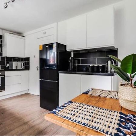 New Build House Near Trafford Centre With Drive Манчестер Экстерьер фото