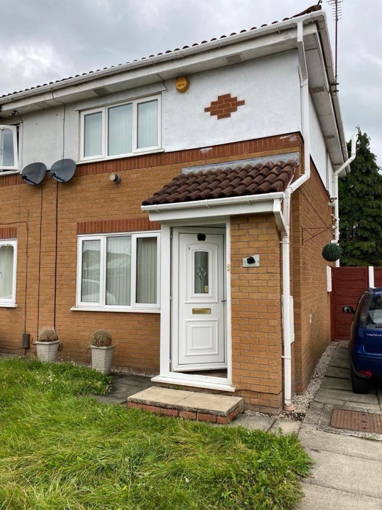 New Build House Near Trafford Centre With Drive Манчестер Экстерьер фото