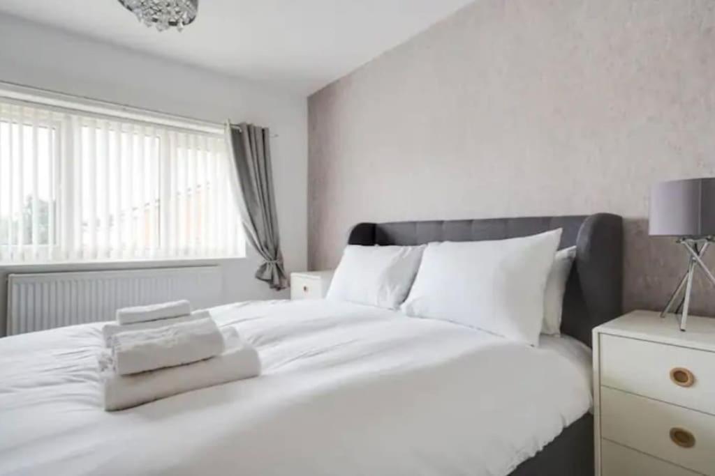 New Build House Near Trafford Centre With Drive Манчестер Экстерьер фото