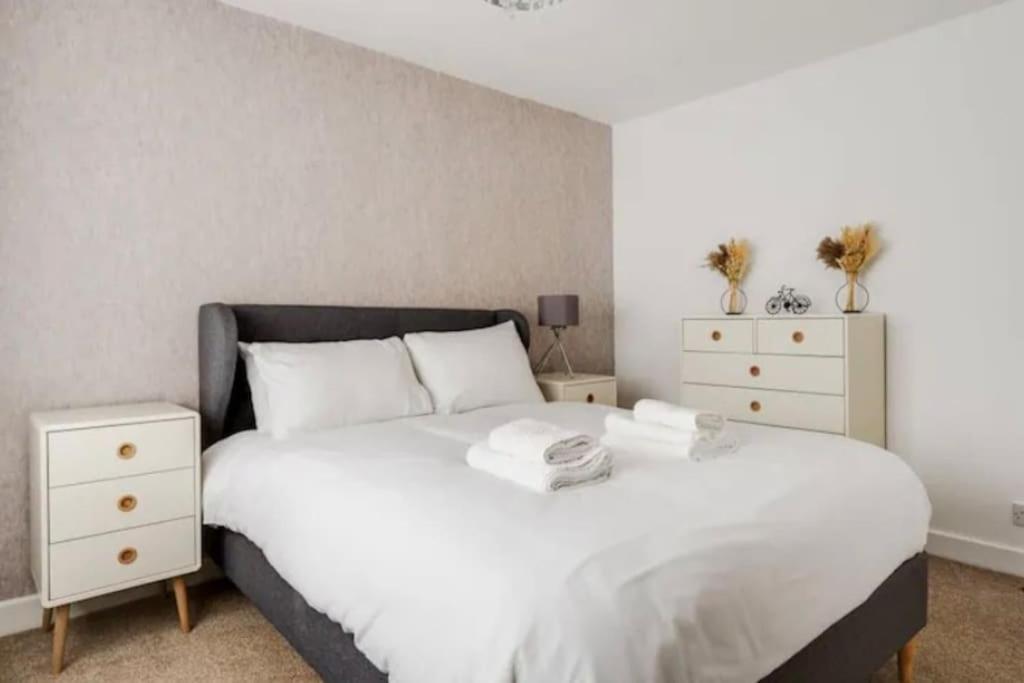 New Build House Near Trafford Centre With Drive Манчестер Экстерьер фото