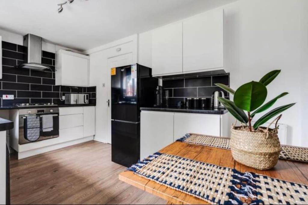 New Build House Near Trafford Centre With Drive Манчестер Экстерьер фото