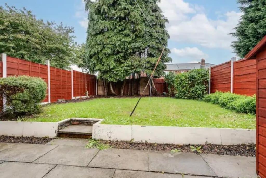New Build House Near Trafford Centre With Drive Манчестер Экстерьер фото