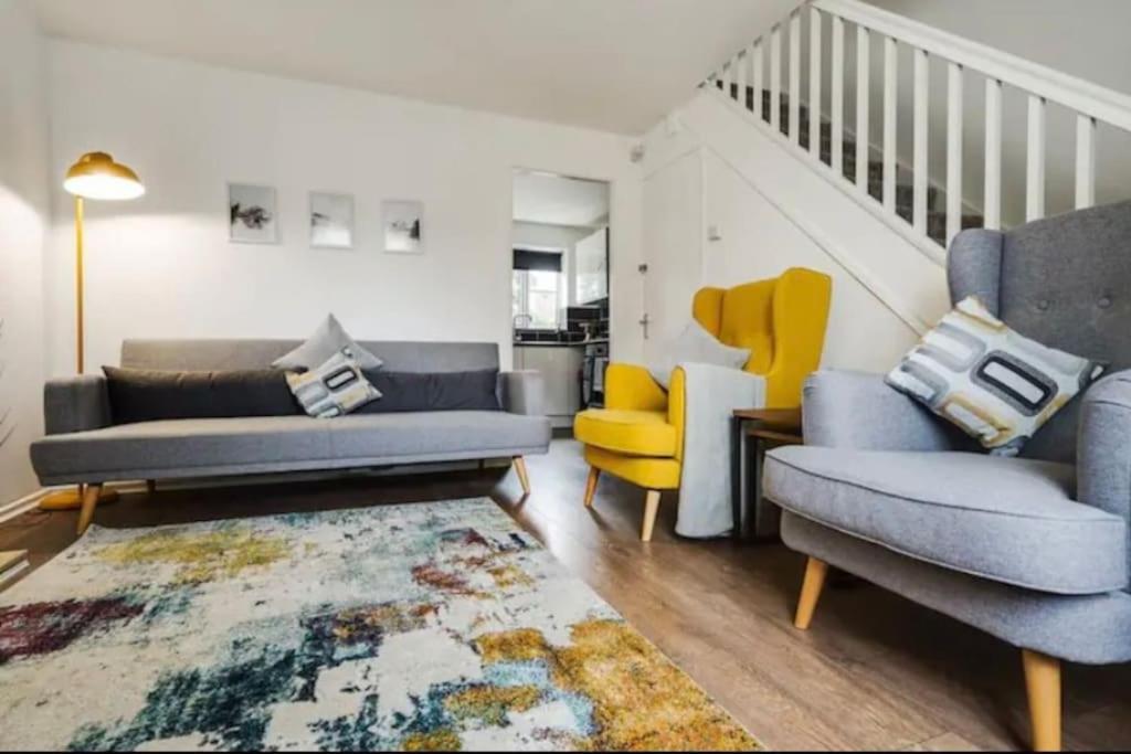 New Build House Near Trafford Centre With Drive Манчестер Экстерьер фото