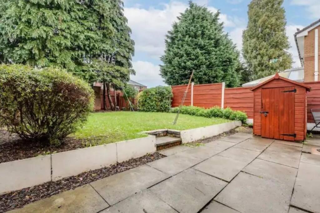 New Build House Near Trafford Centre With Drive Манчестер Экстерьер фото