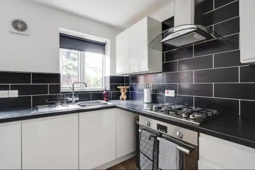 New Build House Near Trafford Centre With Drive Манчестер Экстерьер фото
