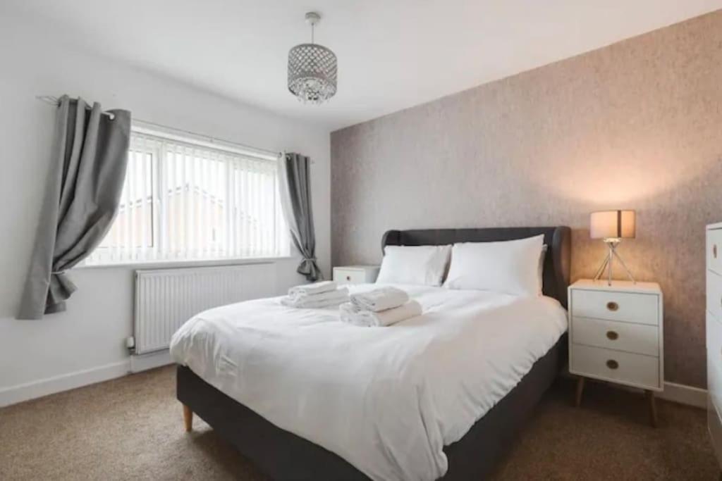 New Build House Near Trafford Centre With Drive Манчестер Экстерьер фото