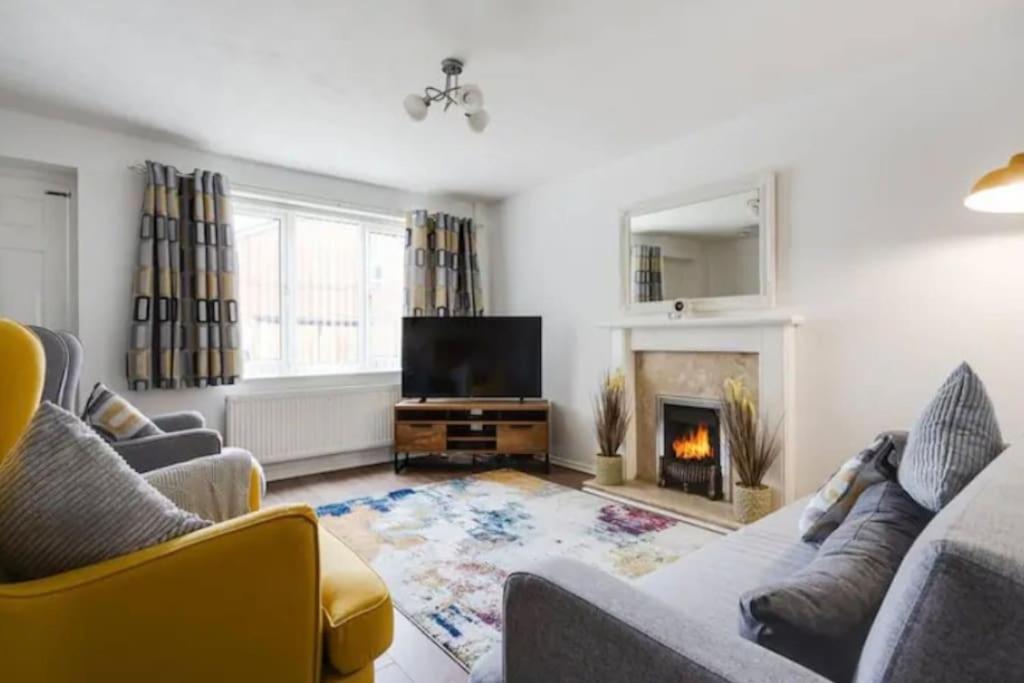 New Build House Near Trafford Centre With Drive Манчестер Экстерьер фото